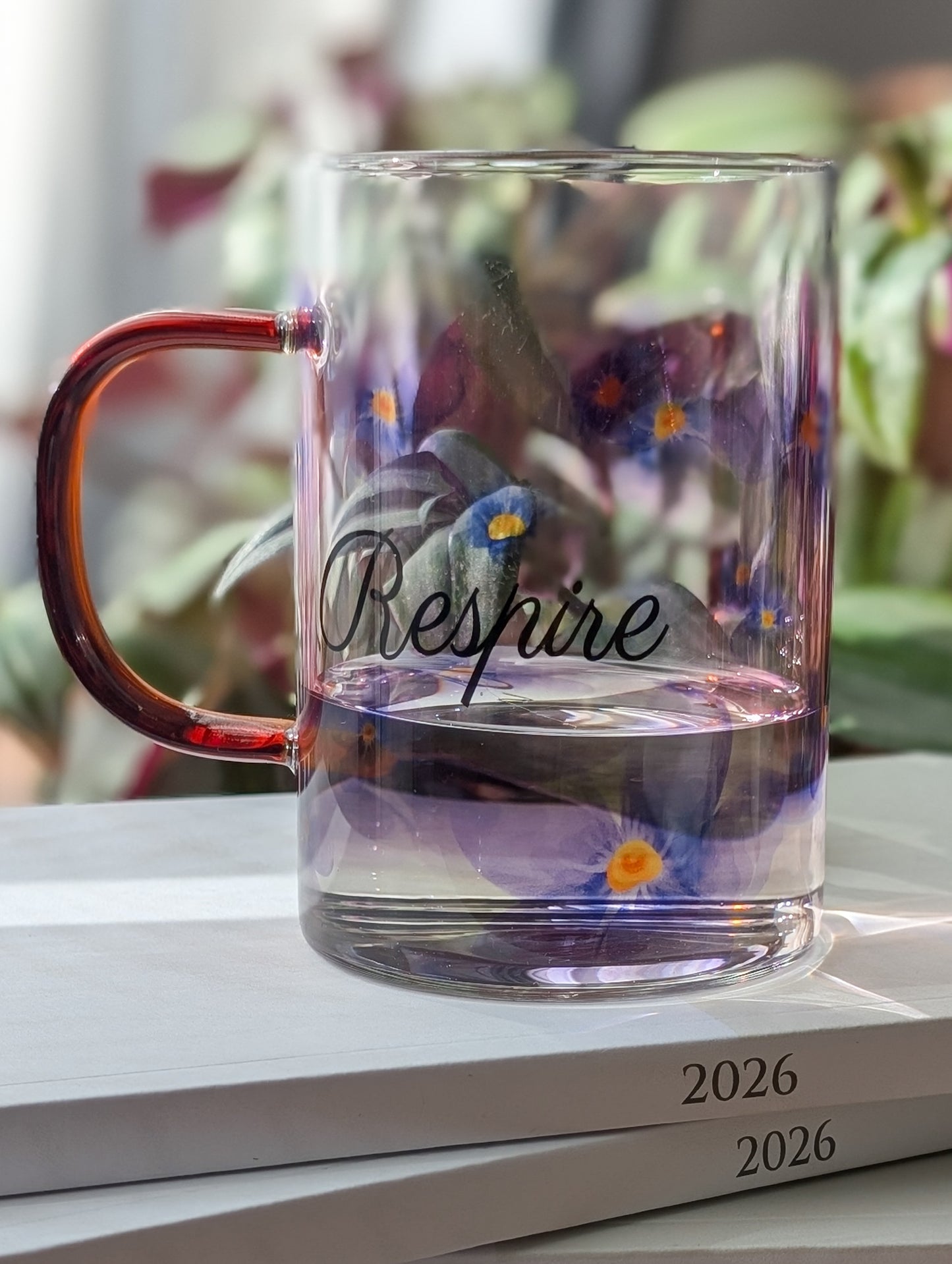 Tasse en verre imprimé myosotis texte Respire cocooning 